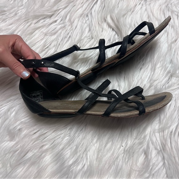 Patagonia leather cross strap leather sandals in black - Picture 3 of 8